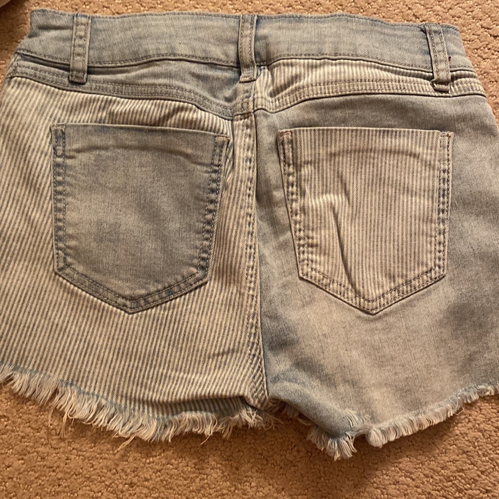High Rise Rewash Jean shorts - Picture 3 of 3